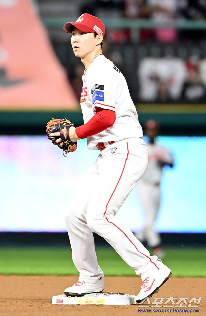 공을 넘겨 받은 박성한이 2루 베이스를 밟아 신윤후는 아웃