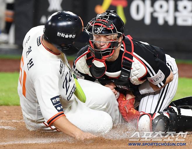 미트에서 공이 빠진 상태로 문현빈을 태그한 박동원