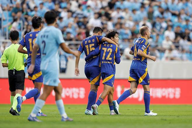대구iM뱅크파크/ K리그1/ 대구FC vs 울산HDFC/ 울산 백인우 득점,정승현/ 골 세레머니/ 사진 김재훈