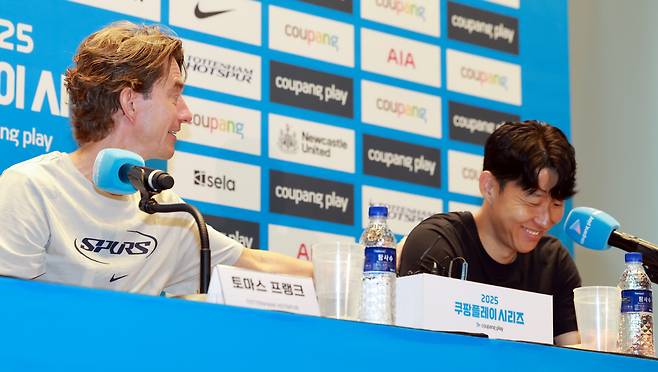 손흥민 등 두두리는 토마스 프랑크 감독

    (서울=연합뉴스) 신현우 기자 = 잉글랜드 프로축구 토트넘 토마스 프랑크 감독이 2일 서울 영등포구 IFC 더포럼에서 열린 2025 쿠팡플레이 시리즈 기자회견에 참석해 취재진 질문에 답하며 손흥민 등을 두드리고 있다.

    이날 손흥민은 기자회견에 앞서 별도의 발언을 통해 "올여름 팀을 떠나기로 결정했다"고 발표했다. 2025.8.2