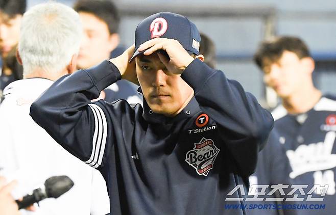 30일 잠실구장에서 열린 LG 트윈스와 두산 베어스의 경기. 두산 조성환 감독대행이 경기를 준비하고 있다. 잠실=박재만 기자 pjm@sportschosun.com/2025.09.30/