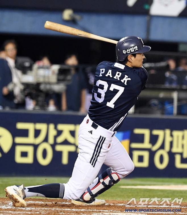 30일 잠실구장에서 열린 LG 트윈스와 두산 베어스의 경기. 7회초 2사 2루 두산 박지훈이 적시타를 날리고 있다. 잠실=박재만 기자 pjm@sportschosun.com/2025.09.30/