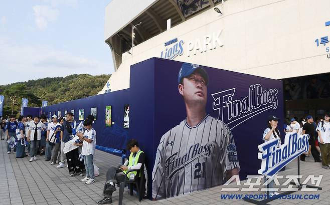 30일 대구 라이온즈파크. 오승환의 은퇴 경기를 보기 위해 많은 팬들이 경기장을 찾았다. 경기장 밖에 오승환의 기념 조형물에서 팬들이 사진을 찍고 있다. 대구=정재근 기자 cjg@sportschosun.com/2025.9.30/