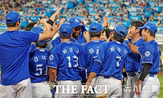 삼성 라이온즈는 한국시리즈 통산 8회 우승의 명문구단이다. 2025시즌엔 중위권을 넘나들었지만 대구 홈팬들의 열렬한 응원을 받았다. /뉴시스