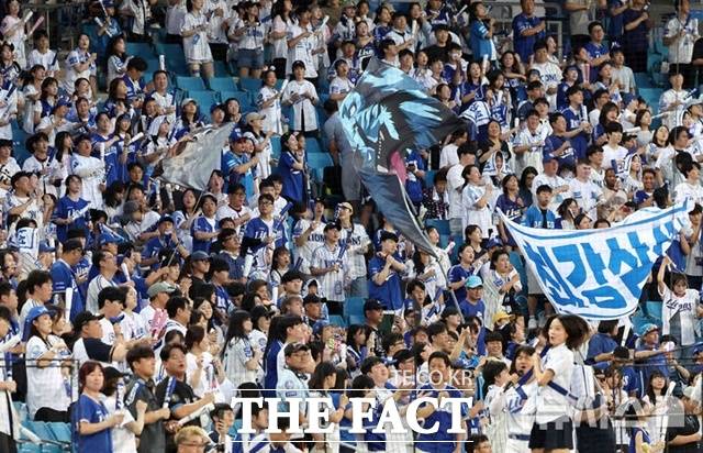 삼성 라이온즈는 2011년부터 2014년까지 한국시리즈 4연패를 한 뒤 2023년까지 암흑기를 보냈다. 지난해 9년 만에 한국시리즈에 진출하자 대구 팬들의 뜨거운 응원이 이어졌다. 이번 시즌엔 경기 당 평균 2만3000명 이상의 관중이 입장해 1위에 올랐다. /뉴시스