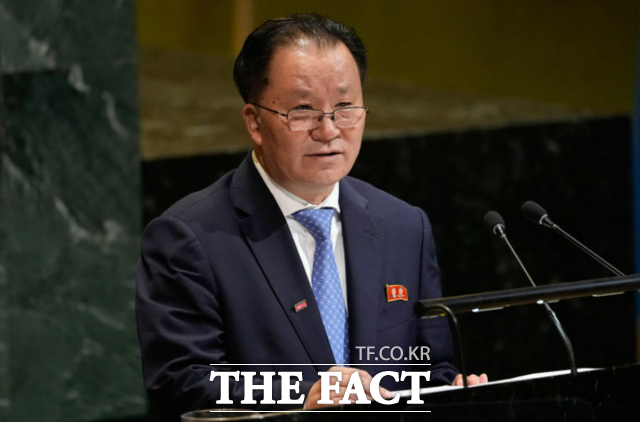 김선경 북한 외무성 부상은 29일(현지시간) 제80차 유엔총회 고위급 회기 일반 토의 연설을 통해 "우리에게 비핵화라는 건 곧 자주권을 포기하고 생존권을 포기하며 헌법을 어기라는 것과 마찬가지"라고 밝혔다. 북한의 유엔총회 고위급 파견은 7년 만이다. /뉴욕=AP. 뉴시스