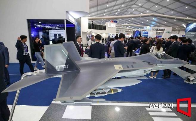2일 충남 계룡대에서 열린 '대한민국 국제방위산업전시회'에서 한국항공우주의 KF21 전투기 모형이 전시돼 있다. 사진=강진형 기자aymsdream@