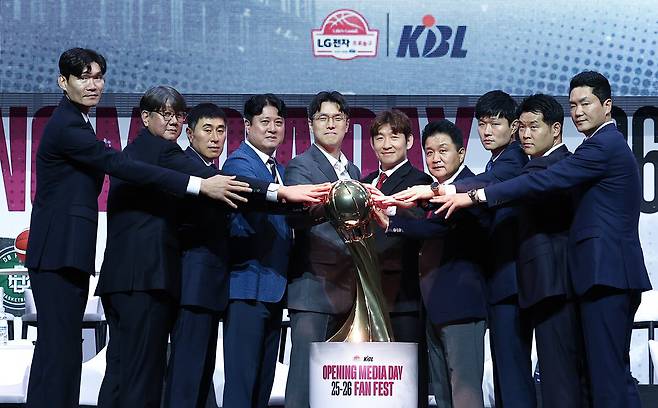 29일 서울 용산구 블루스퀘어에서 열린 2025-2026 LG전자 프로 농구 개막 미디어데이&팬페스트에서 원주 DB 김주성 감독(왼쪽부터), 고양 소노 손창환 감독, 부산 KCC 이상민 감독, 수원 KT 문경은 감독, 서울 삼성 김효범 감독, 울산 현대모비스 양동근 감독, 안양 정관장 유도훈 감독, 대구 한국가스공사 강혁 감독, 창원 LG 조상현 감독, 서울 SK 전희철 감독이 정규 리그 우승 트로피 앞에서 포즈를 취하고 있다. /뉴스1