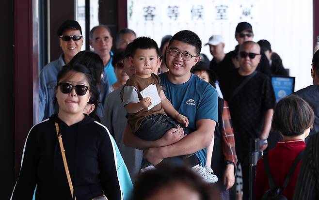 중국 단체관광객의 무비자 입국이 시작된 29일 서울 중구 신라면세점 서울점에서 중국인 관광객들이 면세점을 둘러보고 있다./뉴스1