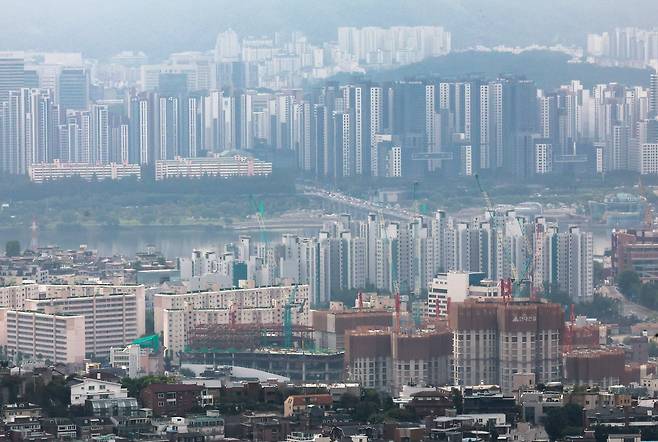 서울 중구 남산에서 서울시내 아파트가 보이고 있다. /뉴시스
