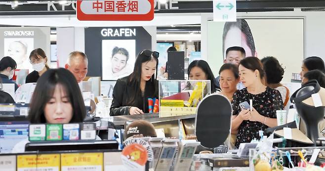면세점 화장품 둘러보는 유커   29일 서울 중구 신라면세점에서 중국인 관광객들이 화장품을 쇼핑하고 있다. 정부는 이날부터 내년 6월 30일까지 중국인 단체 관광객의 무비자 입국을 허용했다. 무비자 관광은 최대 15일간 가능하다./박성원 기자