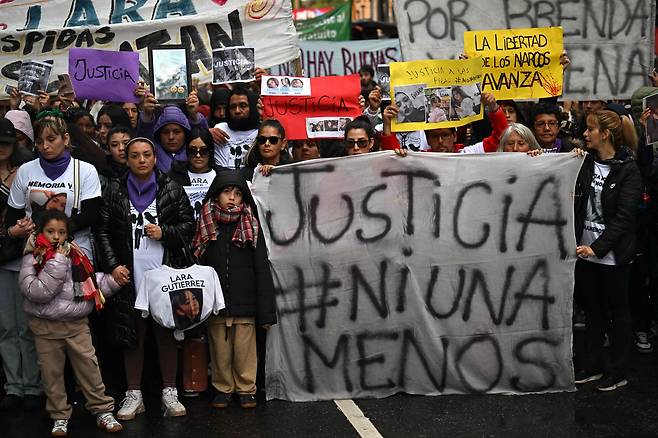 27일 사건 해결을 요구하며 시위를 하고 있는 아르헨티나 시민들. /AFP 연합뉴스