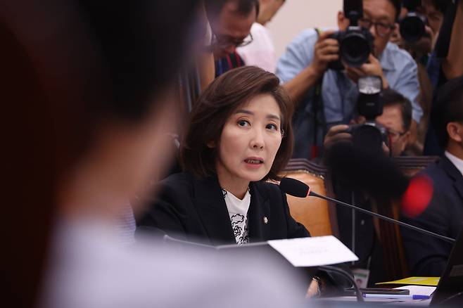 나경원 국민의힘 의원이 30일 서울 여의도 국회에서 열린 법제사법위원회 전체회의, 조희대 대법원장 대선개입 의혹 관련 긴급현안 청문회 시작 전 발언하고 있다. /뉴시스