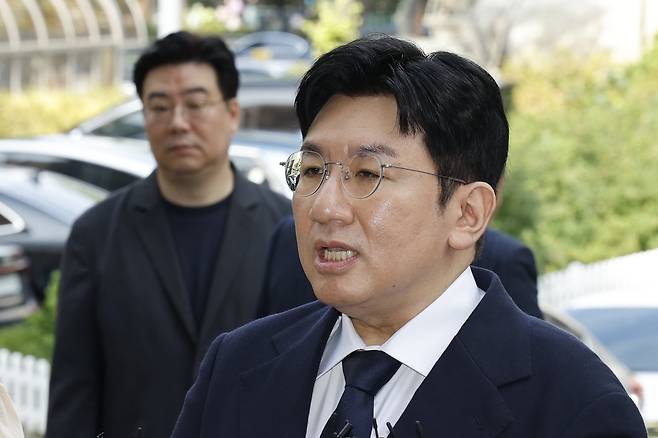 방시혁 하이브 의장이 15일 오전 자본시장법 위반 혐의(사기적 부정거래) 관련 조사를 받기 위해 마포구 서울경찰청 금융범죄수사대에 출석하며 취재진 질문에 답하고 있다. /뉴스1