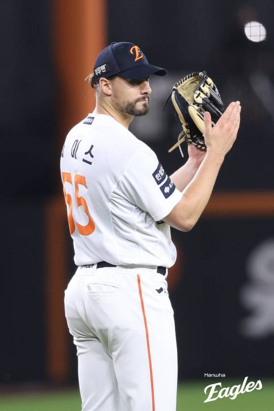 30일 대전한화생명볼파크에서 열린 한화이글스와 롯데자이언츠와 정규시즌 마지막 홈 경기에서 라이언 와이스가 마운드를 내려오며 박수치고 있다. 한화이글스 제공