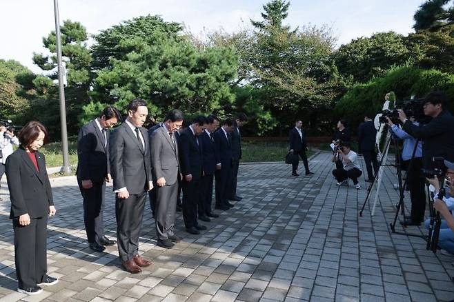 장동혁 국민의힘 대표와 의원들이 지난 29일 인천자유공원을 찾아 맥아더 동상을 참배하고 있다. ⓒ국민의힘 제공