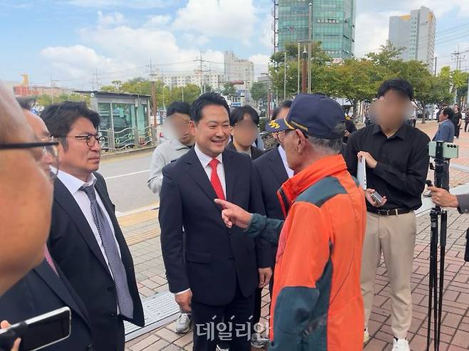 동인천역 인근에서 장 대표를 만난 월남전 참전용사 모자를 쓴 중년 남성은 장 대표를 향해 "이재명(대통령이) 그랬다. 옛날에 성남시장 때 대통령도 죄를 지으면 수사를 받아야 된다. 만약에 임의로 받지 않으면 강제라도 끌어내서 잡아서라도 수사를 받게 해야 한다"고 토로했다. ⓒ데일리안 김수현 기자