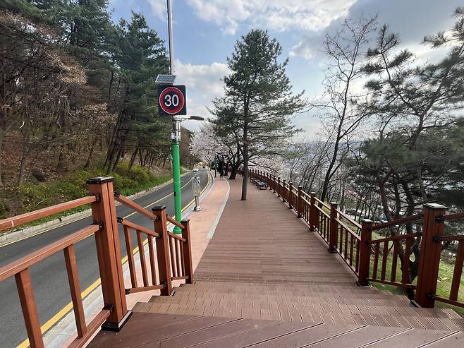 민선 8기 청주시의 현안 사업 중 하나인 우암산 둘레길 조성 사업이 마무리됐다. 사진은 보행 덱 모습.
청주시 제공