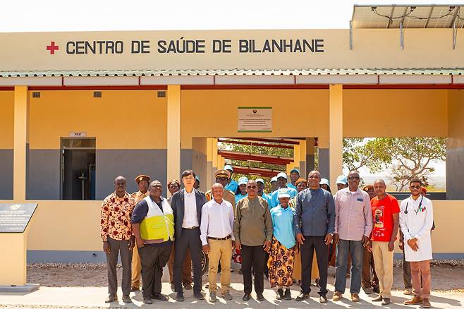 아프리카 모잠비크 빌라냐느 보건센터 앞에서 촬영한 현지 보건인력 기념사진. 굿네이버스 제공