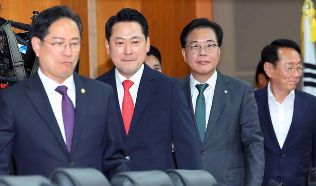 장동혁(왼쪽 두번째) 국민의힘 당대표, 송언석(오른쪽 두번째) 원내대표, 김도읍(오른쪽) 정책위의장이 29일 서울 여의도 한국금융투자협회에서 열린 국민의힘 자본시장 현장 간담회에서 자리로 향하고 있다.<연합뉴스 사진>