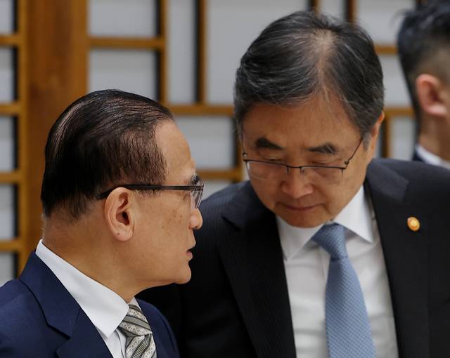 위성락(왼쪽) 국가안보실장과 조현 외교부 장관이 29일 용산 대통령실에서 열린 주한대사 신임장 제정식에서 대화하고 있다. [연합뉴스]