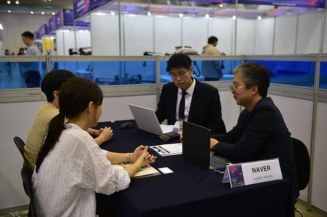 AI 솔루션 매칭데이에서 상담 중인 기업 관계자들.