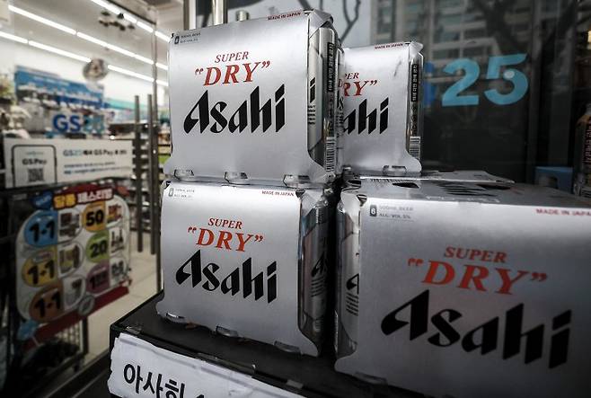 [서울=뉴시스] 정병혁 기자 = 2일 서울시내 한 편의점에 아사히 맥주가 진열되어 있다. 국내 수입맥주 1위 일본 아사히가 3월 1일부로 가격을 인상했다. 편의점 기준 아사히 수퍼드라이 캔맥주 350ml 가격은 3500원에서 4000 원으로, 500ml 가격은 기존 4500원에서 4900원으로 올랐다. 2025.03.02. jhope@newsis.com /사진=뉴시스