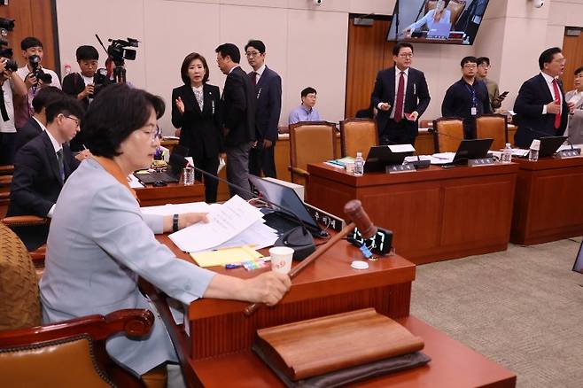 30일 국회 법제사법위원회 전체회의에서 더불어민주당 추미애 위원장(왼쪽 앞쪽)이 대법원에 대한 현장검증 실시계획서 채택의 건을 의결하며 의사봉을 두드리고 있다. 이에 반대하는 국민의힘 나경원 의원 등 위원들이 항의하며 회의장을 나가고 있다. 연합뉴스