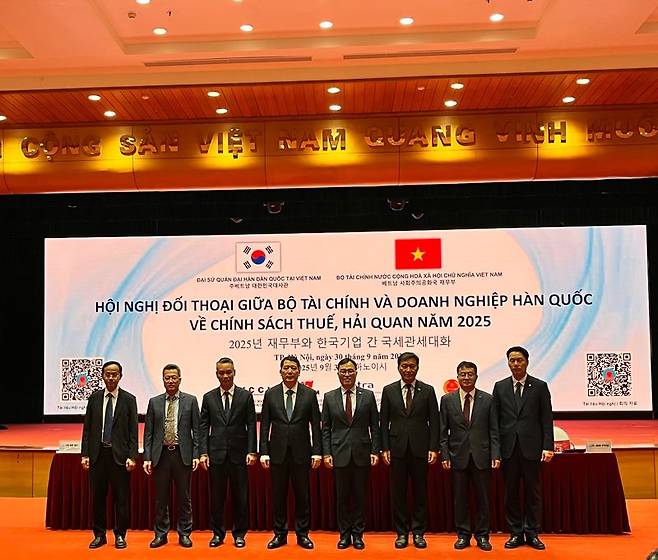 30일 베트남 하노이 재무부 청사에서 열린 '베트남 재무부와 한국 기업과의 국세·관세 현안 대화'에 앞서 최영삼 주한베트남 대사(왼쪽에서 다섯번째)와 까오 아잉 뚜언 베트남 재무부 차관(왼쪽에서 네 번째)이 행사에 앞서 기념사진을 촬영하고 있다. 사진=김준석 기자