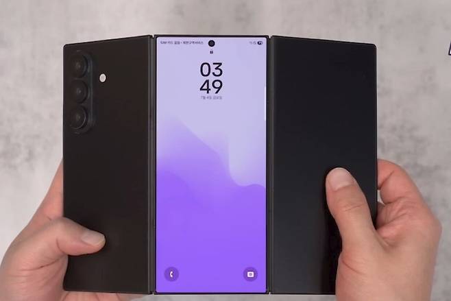 삼성전자 '갤럭시 Z 트라이폴드' 로 추정되는 기기 유출사진.