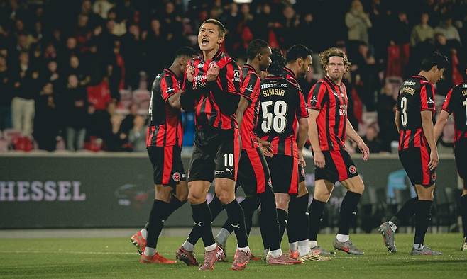 조규성이(미트윌란) 30일(한국시각) 덴마크 헤르닝의 엠시에이치(MCH) 아레나에서 열린 2025~2026 수페르리가 라네르스와 경기에서 승리한 뒤 기뻐하고 있다. 미트윌란 공식 누리집 갈무리