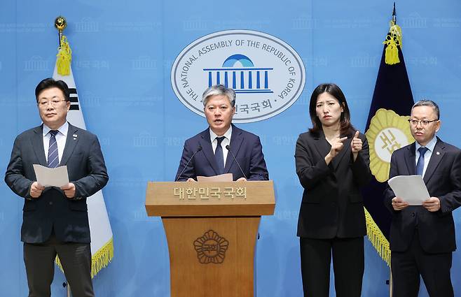 30일 서울 여의도 국회 소통관에서 열린 지귀연 부장판사의 룸살롱 접대 의혹 사건 관련 기자회견에서 더불어민주당 정의찬 원내대표실 정무실장이 지귀연 판사 교체와 공수처 수사를 촉구하고 있다. 연합뉴스