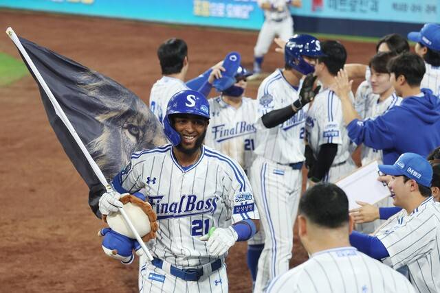 삼성 라이온즈 외국인 타자 르윈 디아즈가 30일 대구 삼성라이온즈파크에서 열린 기아 타이거즈와 경기에서 시즌 50호 홈런을 친 뒤 동료들의 축하를 받고 있다. 연합뉴스