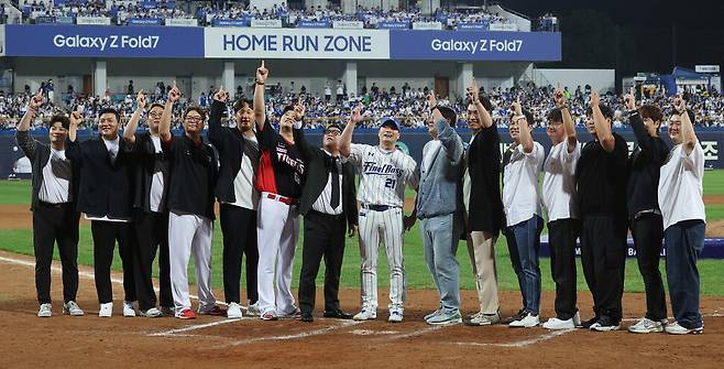 30일 대구 삼성라이온즈파크에서 열린 삼성의 마무리 투수 오승환의 은퇴식에서 1982년생 프로야구 선수 출신 친구들인 추신수, 김태균, 이대호, 정근우, 김강민 등이 은퇴를 축하하며 마운드에서 오승환의 세리머니를 함께하고 있다. 연합뉴스
