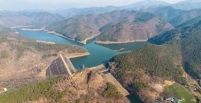 ‘반구천의 암각화’ 가운데 국보 ‘울주 대곡리 반구대 암각화’가 있는 사연댐 전경. 울산시 제공