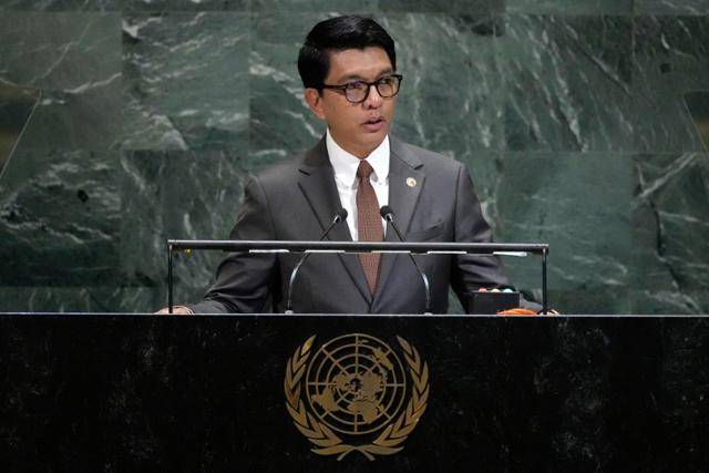 안드리 라조엘리나 마다가스카르 대통령이 24일 미국 뉴욕 유엔 본부에서 열린 제80차 유엔 총회에서 연설하고 있다. 뉴욕=AP 연합뉴스