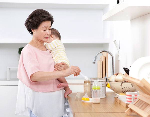 척추 및 관절 질환은 육아를 맡은 노년층이 가장 흔히 겪는 질병이다./사진=클립아트코리아