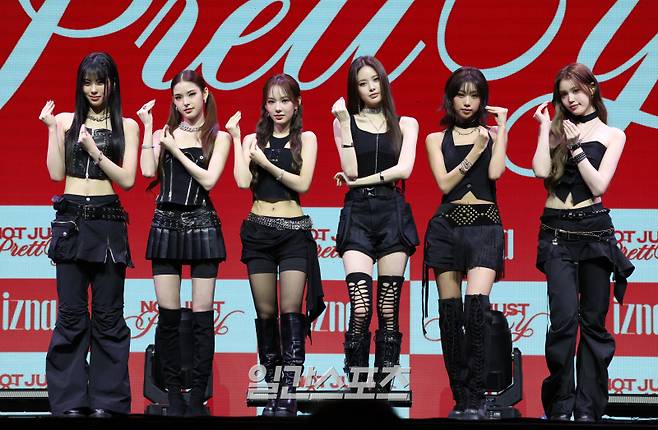 그룹 이즈나 코코, 마이, 유사랑, 방지민, 최정은, 정세비가 30일 오후 서울 광진구 예스24라이브홀에서 열린 미니 2집 ‘낫 저스트 프리티(Not Just Pretty)’ 발매 기념 미디어 쇼케이스에 참석해 포토타임을 갖고 있다. 타이틀곡 ‘맘마미아(Mamma Mia)’는 미니멀한 비트 위 강렬한 훅과 비상하는 듯한 멜로디, 그루브한 리듬이 어우러진 노래다. 서병수 기자 qudtn@edaily.co.kr /2025.09.30/