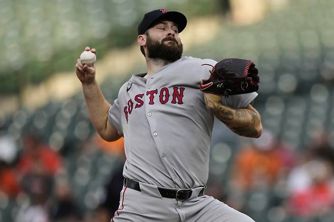 <yonhap photo-1984="">팔꿈치 문제로 가을야구 등판 여부에 물음표가 찍힌 루카스 지올리토. [AP=연합뉴스]</yonhap>