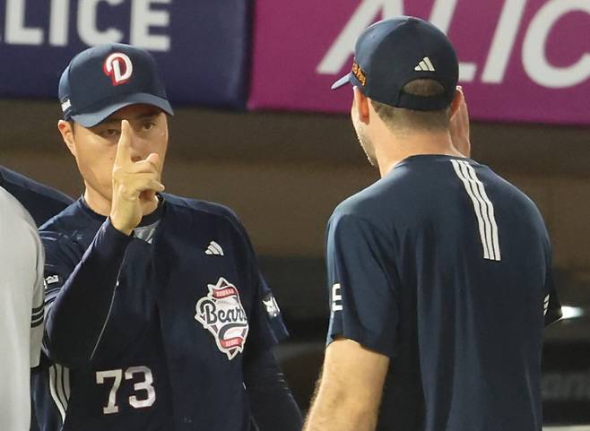 <yonhap photo-7025="">두산 조성환 감독대행과 잭로그. <저작권자 ⓒ 1980-2025 ㈜연합뉴스. 무단 전재 재배포 금지, AI 학습 및 활용 금지></yonhap>