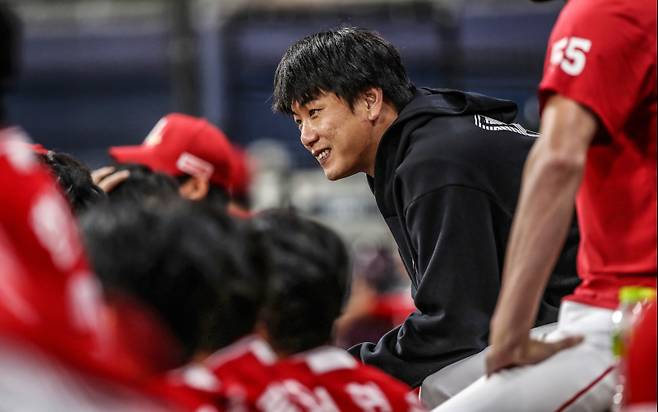 30일 고척 키움전을 벤치에서 지켜보는 토종 에이스 김광현. SSG 제공