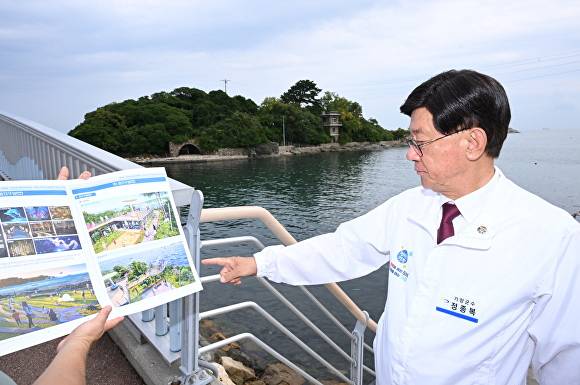 정종복 부산광역시 기장군수가 죽도 관광자원화 사업 현장을 점검하고 있다. [사진=부산광역시 기장군]