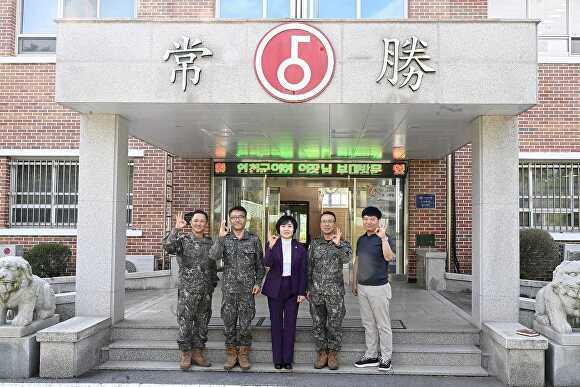 지난 29일 관할 군부대 5사단을 방문해 국군 장병들에게 위문금과 격려하고 기념 촬영을 하고 있다. [사진=연천군의회]