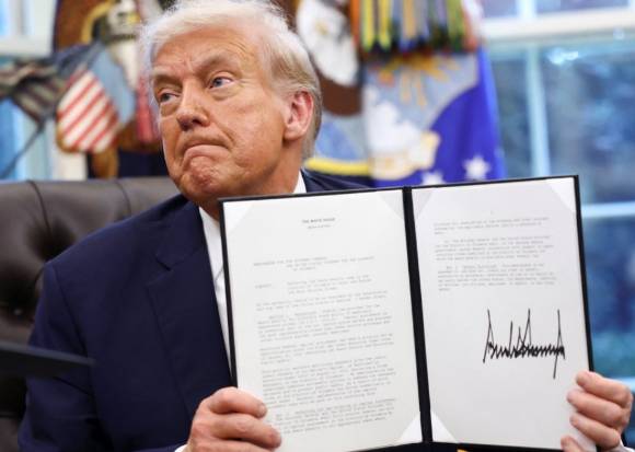 트럼프 대통령이 25일(현지시간) 틱톡의 미국 사업권을 미국 투자자들이 인수할 수 있도록 하는 행정명령에 서명했다. [사진=로이터/연합뉴스]