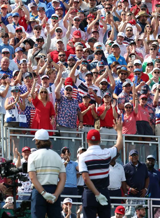 미국의 저스틴 토머스(아래 오른쪽)가 29일 열린 싱글매치 경기를 앞두고 1번 홀에서 관중들의 환호에 답하고 있다. [로이터=연합뉴스]