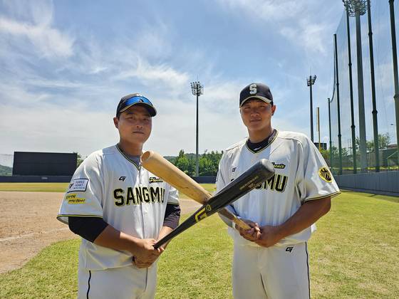 상무에서 함께 절치부심하며 재도약을 노리고 있는 한동희(왼쪽)와 이재원. 12월 전역 후 각자의 소속팀으로 돌아가 활약하겠다는 각오로 중무장했다. 문경=고봉준 기자