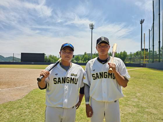 상무에서 서로 의지하며 기량을 꽃피운 한동희(왼쪽)와 이재원. 문경=고봉준 기자