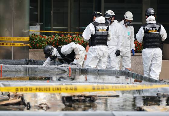 30일 오전 대전 유성구 국가정보자원관리원(국정자원) 화재 현장에서 감식 관계자들이 불이 붙었던 무정전·전원 장치(UPS)용 리튬이온배터리의 상태를 살피고 있다. 연합뉴스