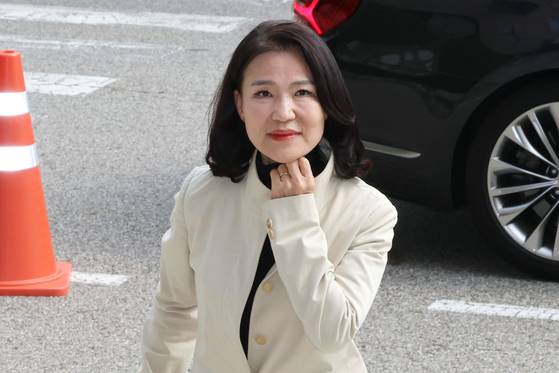 이진숙 방송통신위원장이 30일 경기도 정부과천청사 방송통신위원회로 출근하고 있다.  정부는 이날 이재명 대통령 주재로 열린 국무회의에서 2008년 출범한 방송통신위원회를 폐지하고 방송미디어통신위를 설치하는 내용을 골자로 하는 방송미디어통신위원회 설치법을 의결, 이진숙 방통위원장은 자동 면직된다. 뉴스1