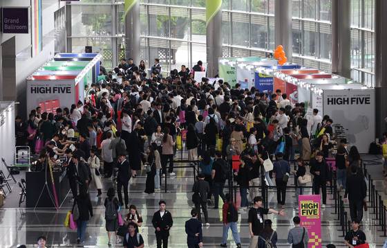 AI 컨퍼런스 찾은 직장인들. 연합뉴스